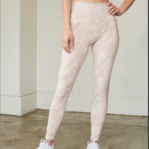 DYI Womens workout leggings. Tight Animal Reflection Sand Size XS NWT